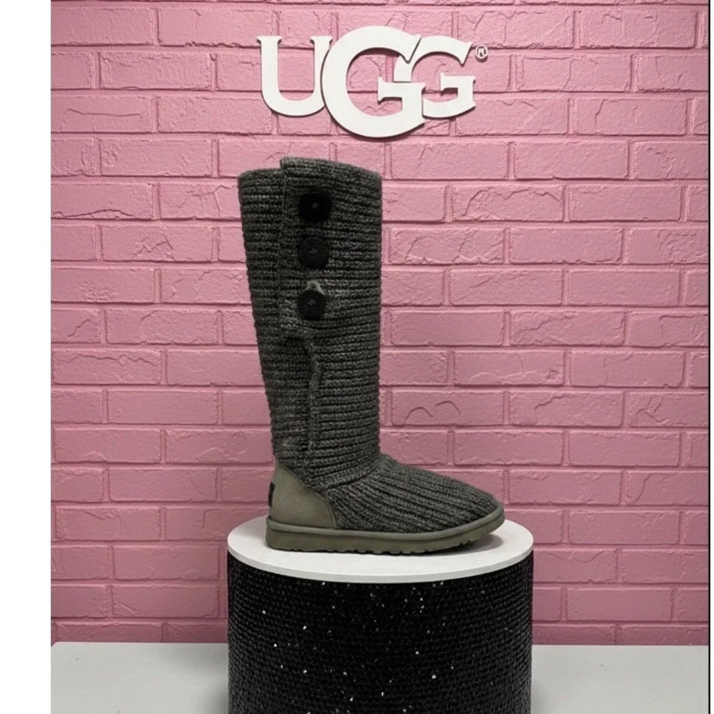 🤑UGG Australia 🩶🩷Y2k pop star ⭐️ Classic Cardy Grey Knit Button Boots  Size 6